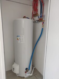 Ballon d’eau chaude vertical installé dans un logement