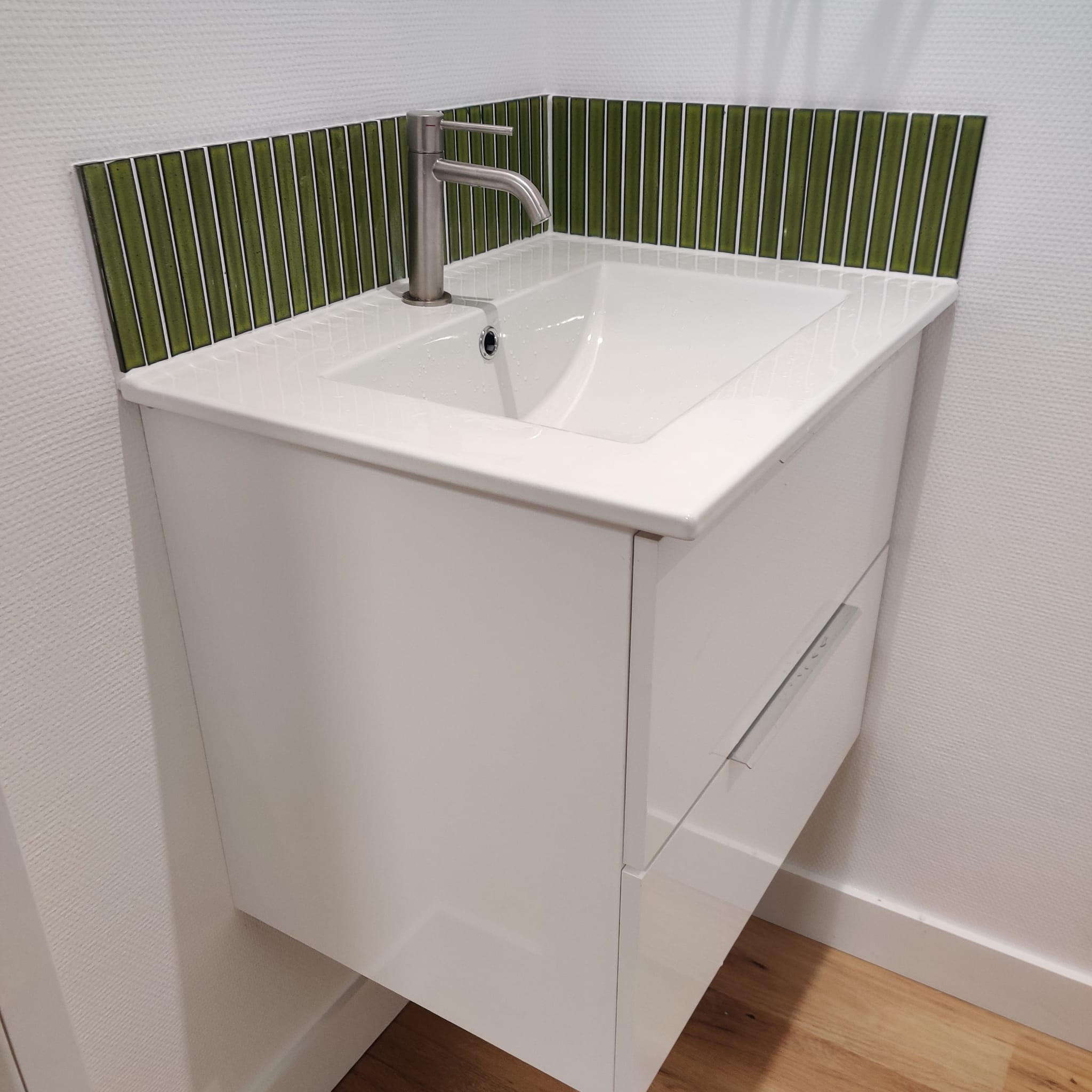 Installation d’un meuble vasque